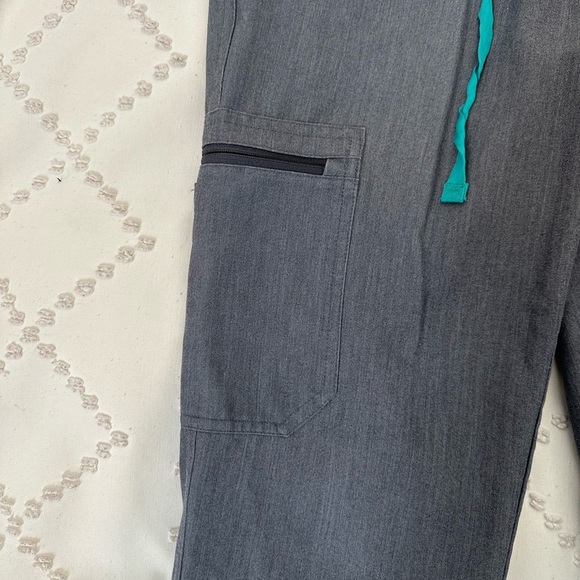 FIGS Graphite Yola Scrub Pants - Picture 4 of 6